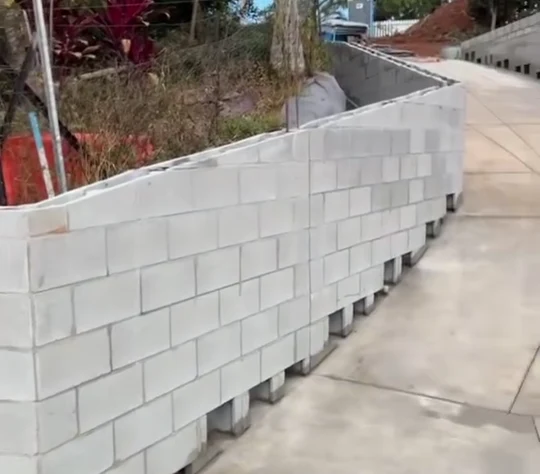 Retaining wall blockwork